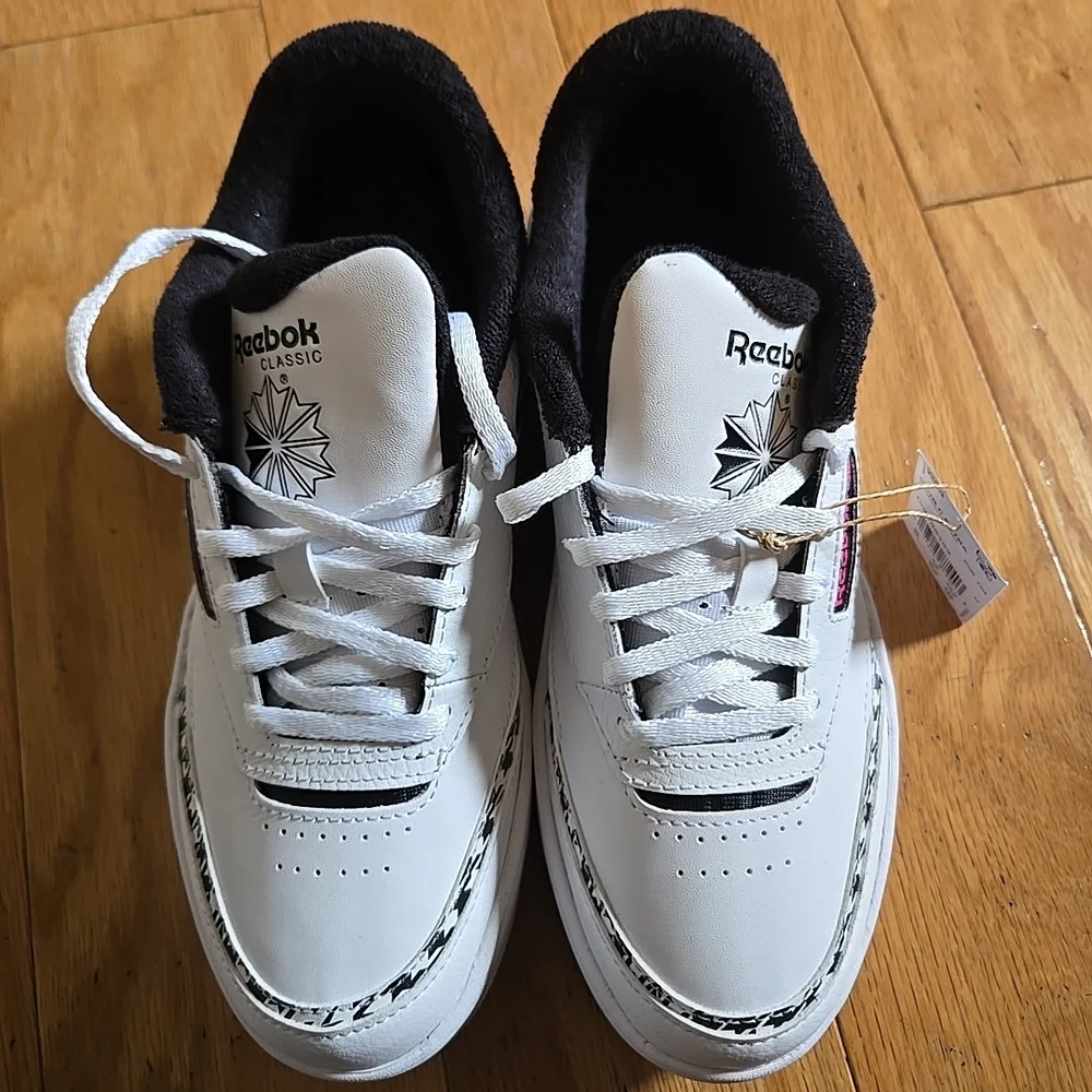 NWT Reebok girls size 5 Sneakers - White with Black Accents Pink letters
